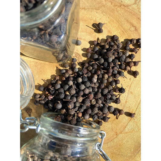 Poivre Cubèbe Bio - Indonésie - * Notes fraîches et camphrées. Arômes boisés et épicés, évoquant le clou de girofle et la noix de muscade.Une saveur plus florale et résineuse * - SPICY CANDY®