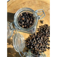 Poivre Cubèbe Bio - Indonésie - * Notes fraîches et camphrées. Arômes boisés et épicés, évoquant le clou de girofle et la noix de muscade.Une saveur plus florale et résineuse *