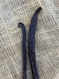 Gousses de Vanille Pompona de Madagascar - 21cm - MADA * Une vanille généreuse aux arômes profonds, mêlant caramel, fleurs exotiques et fruits mûrs avec une douceur sensuelle.*