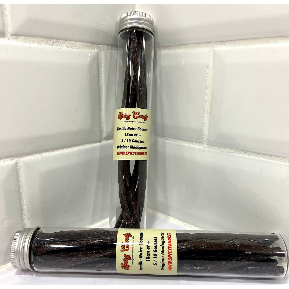 Gousses de Vanille de Madagascar - 18cm - Variété Fiana * Arômes chauds, crémeux et légèrement boisés, avec des nuances de caramel, de miel et parfois des touches florales* - SPICY CANDY®