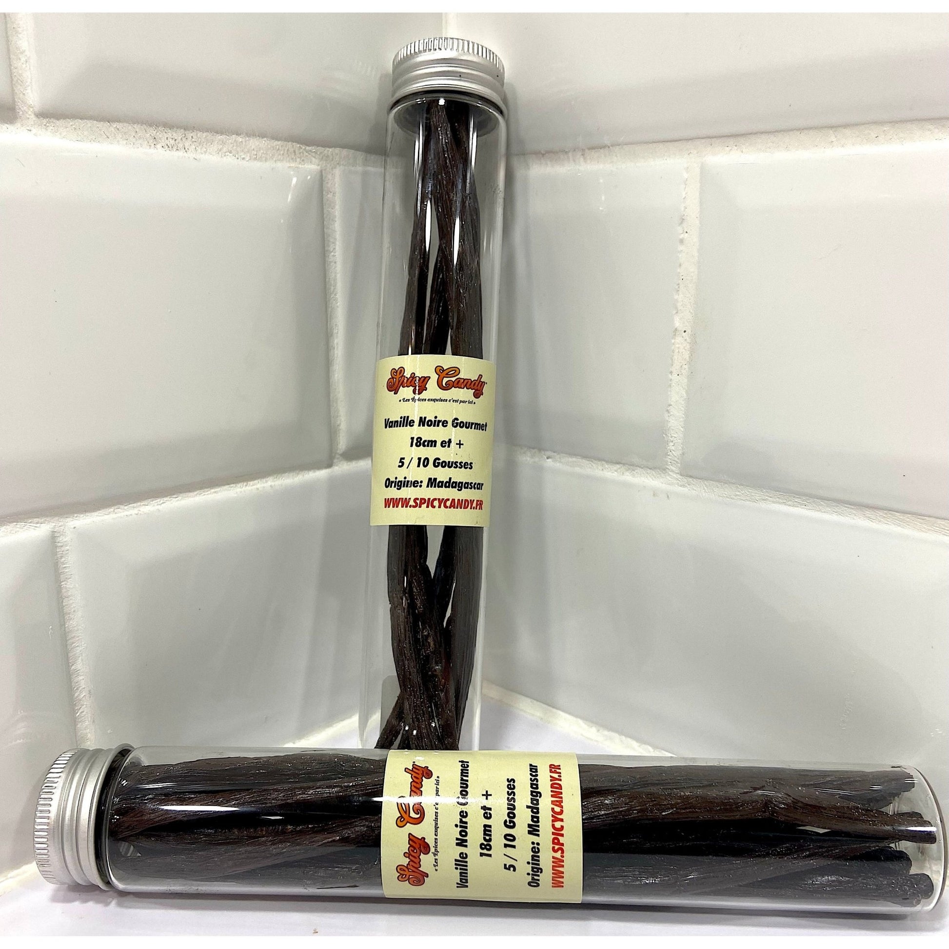 Gousses de Vanille de Madagascar - 18cm - Variété Fiana * Arômes chauds, crémeux et légèrement boisés, avec des nuances de caramel, de miel et parfois des touches florales* - SPICY CANDY®