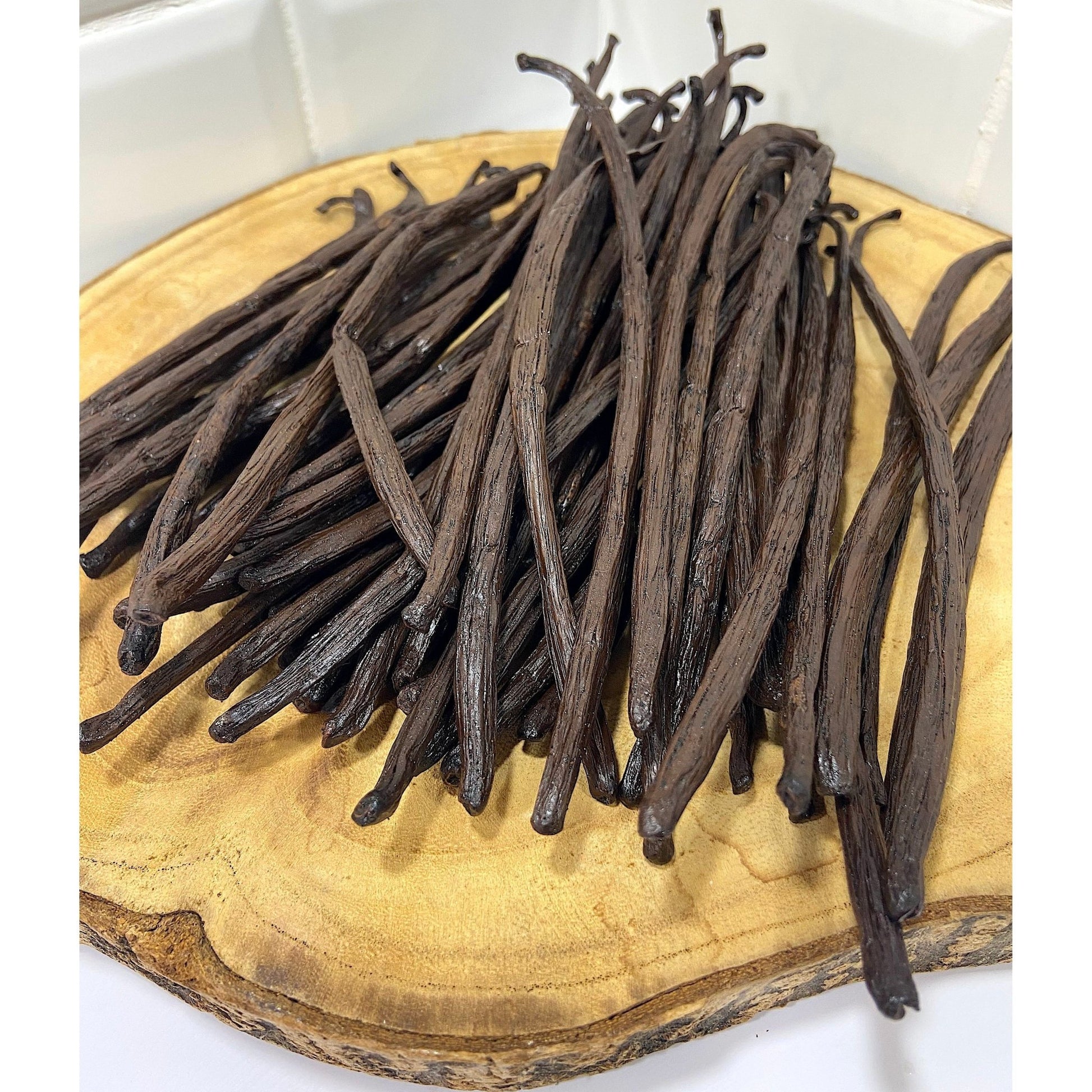 Gousses de Vanille de Madagascar - 18cm - Variété Fiana * Arômes chauds, crémeux et légèrement boisés, avec des nuances de caramel, de miel et parfois des touches florales* - SPICY CANDY®