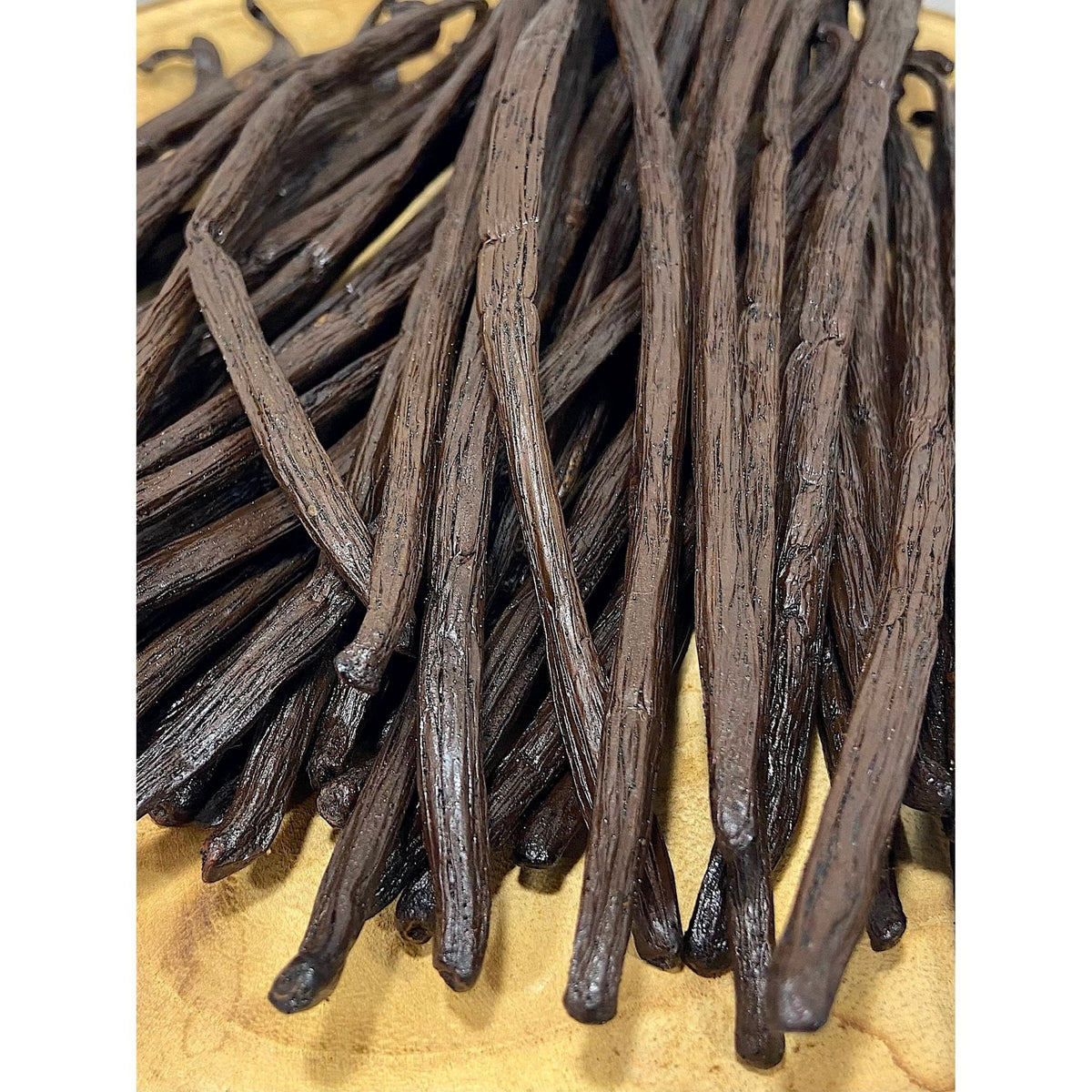 Gousses de Vanille de Madagascar - 18cm - Variété Fiana * Arômes chauds, crémeux et légèrement boisés, avec des nuances de caramel, de miel et parfois des touches florales* - SPICY CANDY®