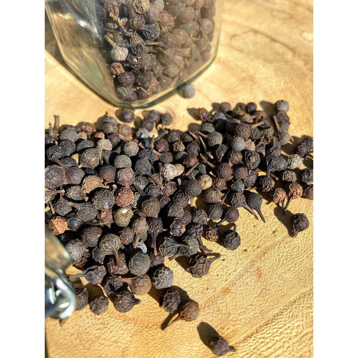 Poivre Cubèbe Bio - Indonésie - * Notes fraîches et camphrées. Arômes boisés et épicés, évoquant le clou de girofle et la noix de muscade.Une saveur plus florale et résineuse * - SPICY CANDY®