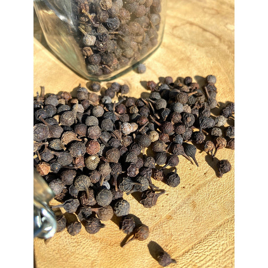 Poivre Cubèbe Bio - Indonésie - * Notes fraîches et camphrées. Arômes boisés et épicés, évoquant le clou de girofle et la noix de muscade.Une saveur plus florale et résineuse * - SPICY CANDY®